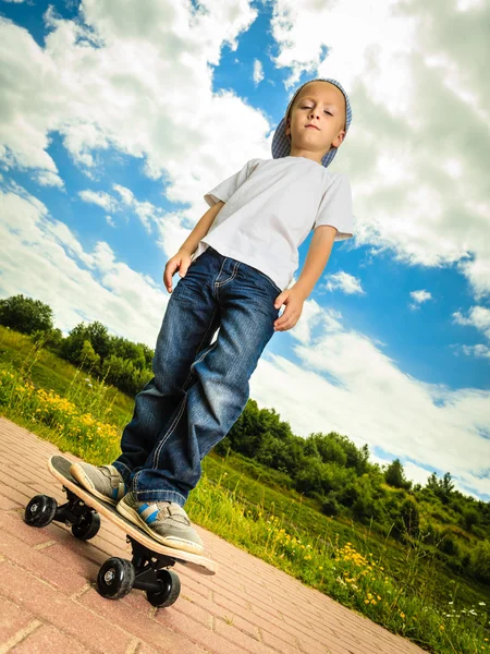 Skater z jego skateboard — Zdjęcie stockowe