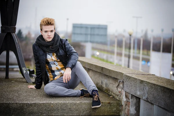 Man  posing outdoors — Stock Photo, Image