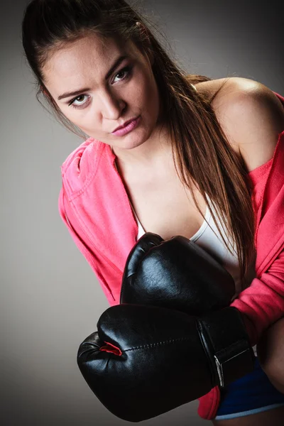 Chica entrenamiento patada boxeo . — Foto de Stock