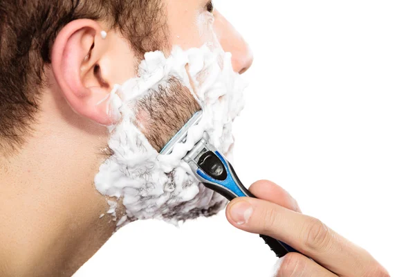 Man shaving with razor — Stock Photo, Image