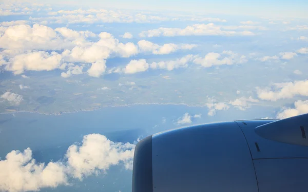 Cielo blu e motore. Vista dall'aereo che vola tra le nuvole . — Foto Stock