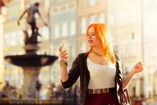 Mujer chica de moda con teléfono inteligente al aire libre —  Fotos de Stock