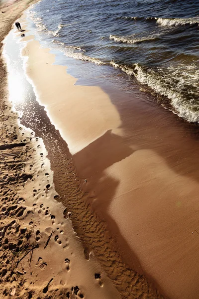 Nahaufnahme von Wasserwellen am Sandstrand. Meer oder Ozean. — Stockfoto