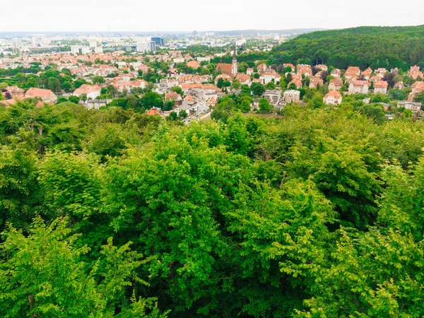 Widok z wieży dzielnicy Gdańska budynków i morze. — Zdjęcie stockowe