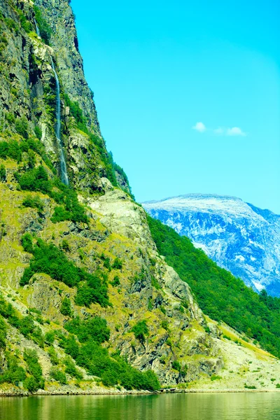 旅游业和旅行。山和在挪威峡湾. — 图库照片