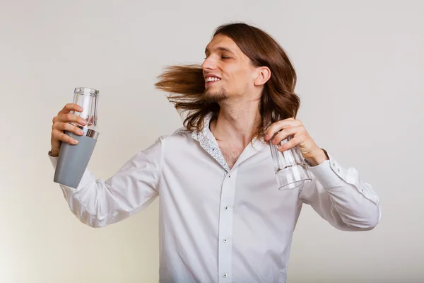 Jeune homme avec shaker faire boisson cocktail — Photo