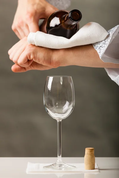 Homem garçom derramando vinho em vidro . — Fotografia de Stock