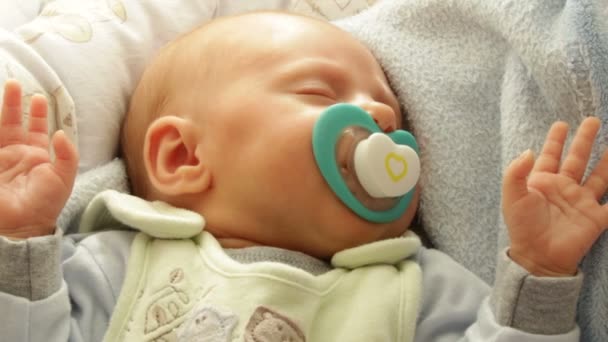 Piccolo neonato che dorme — Video Stock