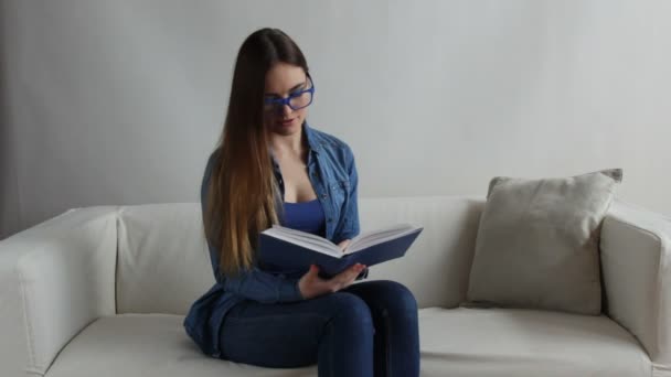 Женщина читает книгу — стоковое видео