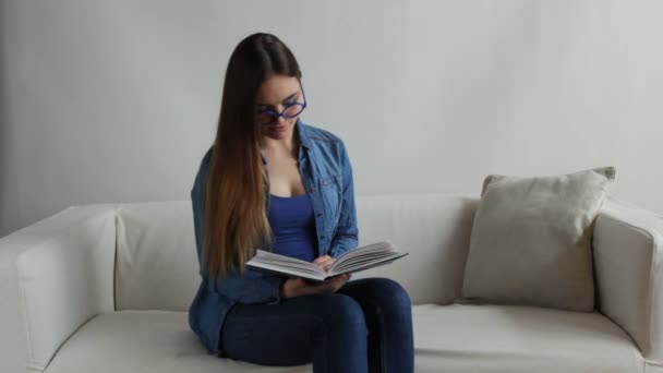 Женщина читает книгу — стоковое видео