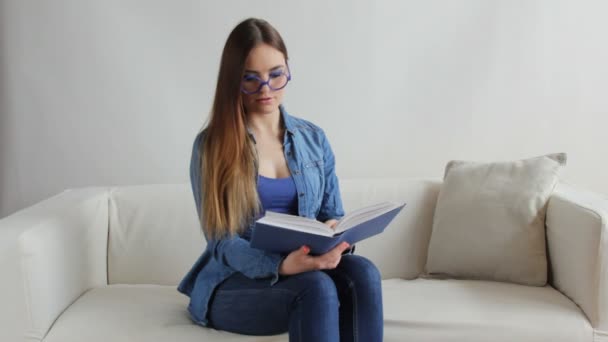 Libro de lectura mujer — Vídeo de stock