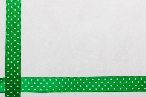 Cadre à pois vert ruban bleu sur tissu blanc — Photo