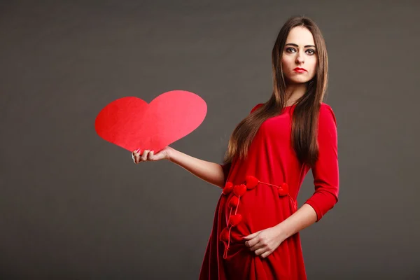 Vrouw bedrijf hart — Stockfoto