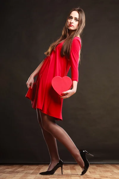 Ragazza che tiene scatola cuore . — Foto Stock