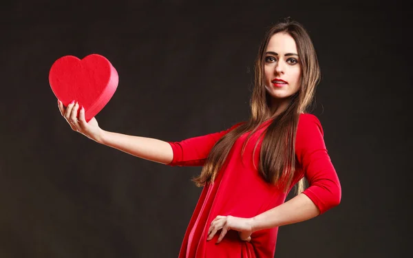 Ragazza che tiene scatola cuore . — Foto Stock