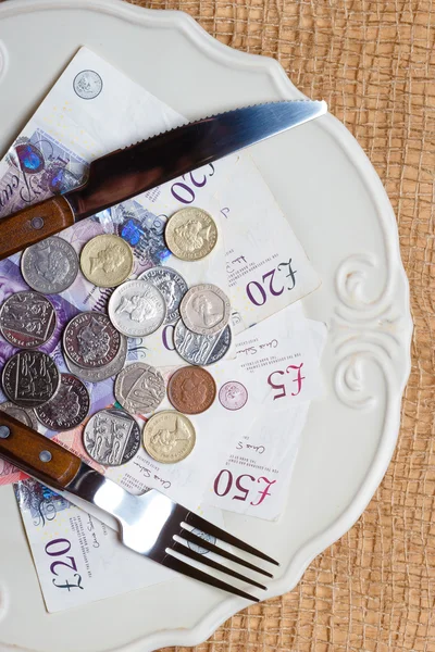 Dinheiro britânico na mesa da cozinha, costa de vida — Fotografia de Stock