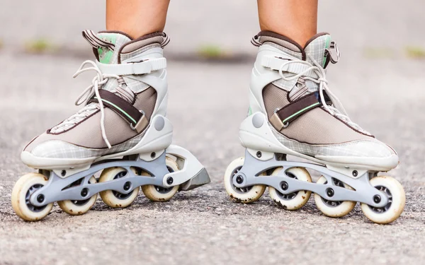 Partie des jambes humaines en patins à roues alignées — Photo