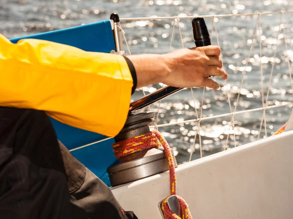 Mão masculina no guincho capstan com corda — Fotografia de Stock