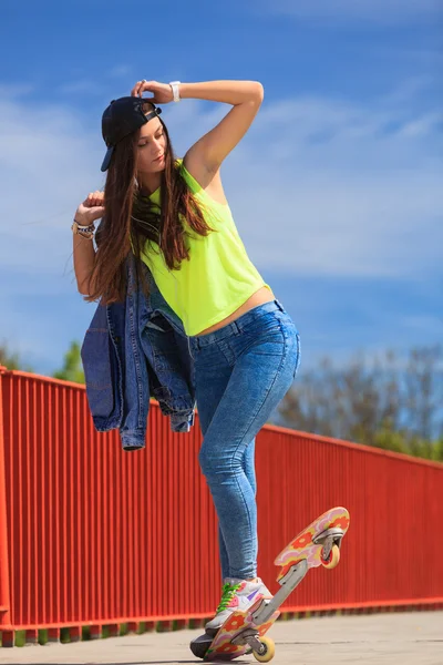 Kul jente som skøyter på skateboard – stockfoto