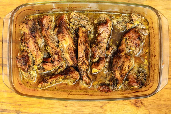 Jídlo. pečené kuřecí maso s kořením a bylinkami — Stock fotografie