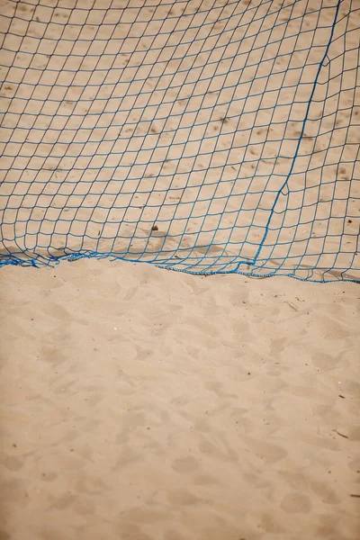 Fútbol deporte de verano. red de gol en una playa de arena — Foto de Stock