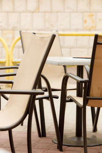 Chaises de restaurant blanches et noires en plein air. Café ouvert . — Photo