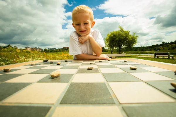 Boy  playing checkers — Stock Photo, Image