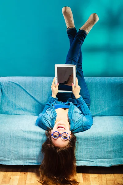 Mulher com tablet relaxante — Fotografia de Stock