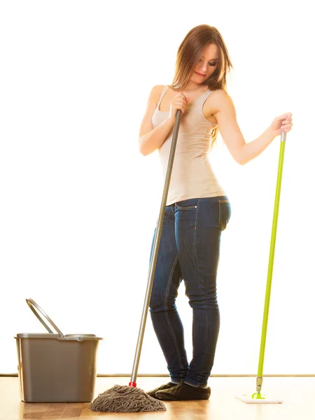 Mujer joven Mopping piso —  Fotos de Stock