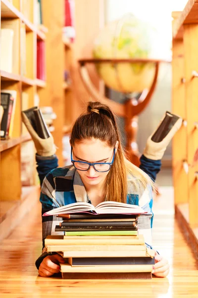 Intelligente lettura studentessa — Foto Stock