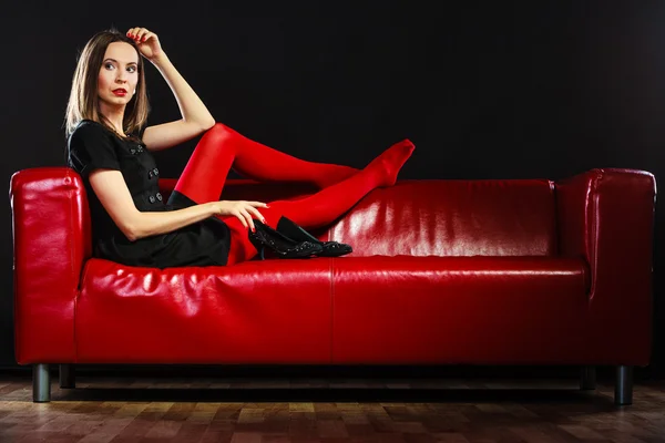 Kvinna poserar på soffan — Stockfoto
