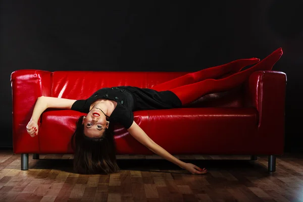 Mujer posando en el sofá — Foto de Stock