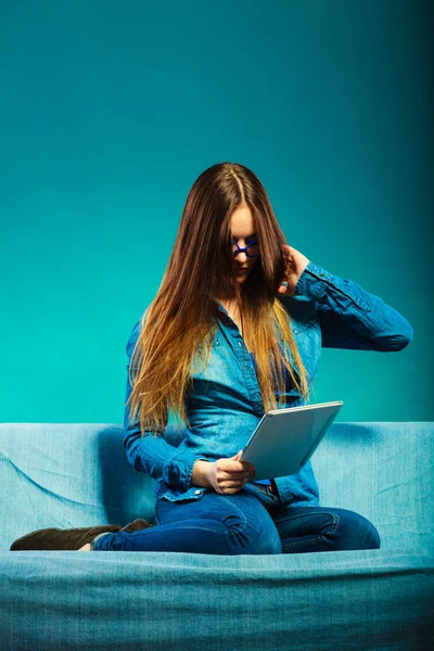 Vrouw die tablet gebruikt — Stockfoto