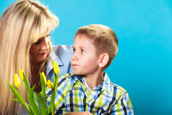 Menino celebrando o dia da mãe — Fotografia de Stock