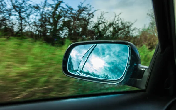 Coche en la carretera y espejo retrovisor —  Fotos de Stock