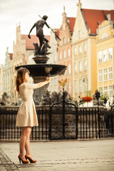 Girl taking self picture selfie outdoors — Stock Photo, Image