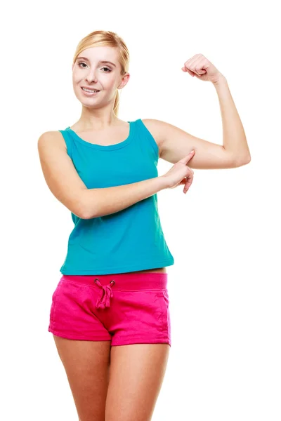 Jovem menina adolescente mostrando seus músculos — Fotografia de Stock