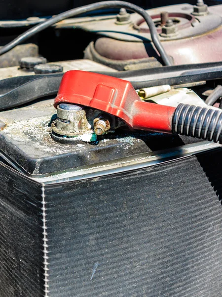 Oude batterij auto terminal in de machinekamer — Stockfoto