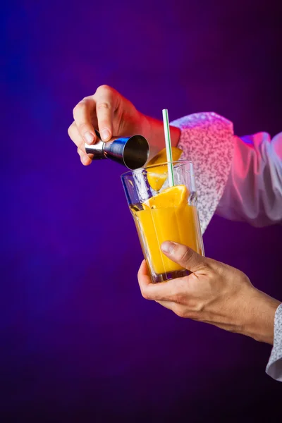 Barman voorbereiding drankje — Stockfoto