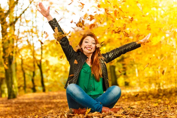 Fille relaxant dans parc — Photo