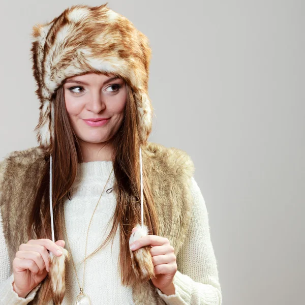 Женщина в зимнем меховом колпаке улыбается — стоковое фото
