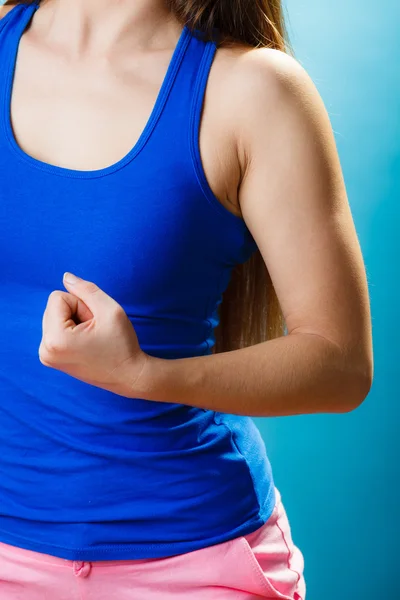 Magro ajuste mulher parte corpo no azul . — Fotografia de Stock