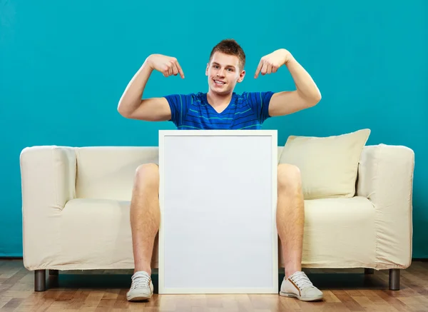 Homem segurando placa em branco — Fotografia de Stock