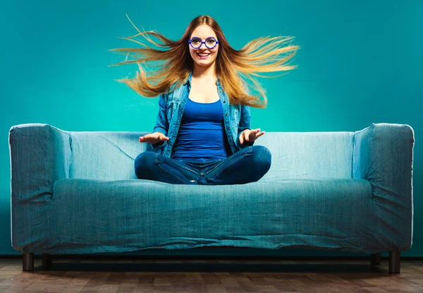 Woman  sitting on couch — Stock Photo, Image