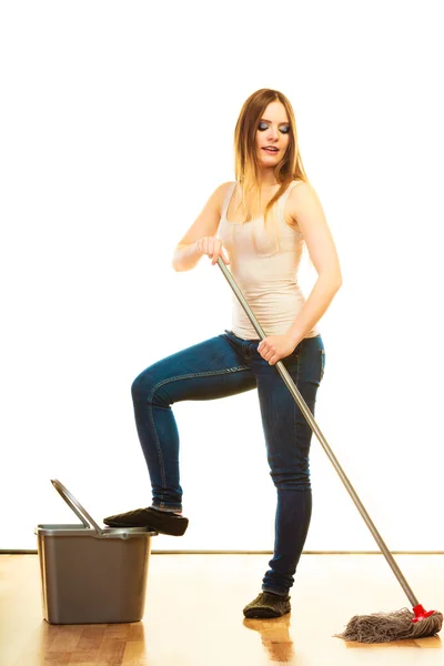 Žena vytírání podlahy — Stock fotografie