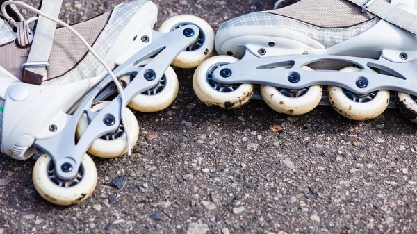 Närbild rullskridskor på asfalt. — Stockfoto