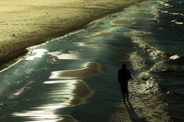 Primer plano de las olas de agua en la playa de arena. Mar u océano . — Foto de Stock