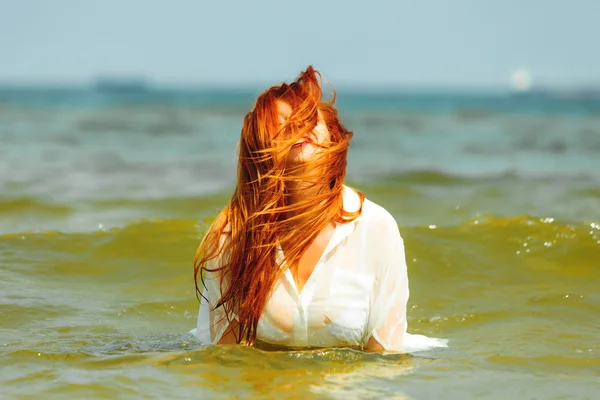 Отпуск. Девушка в воде веселится на море . — стоковое фото
