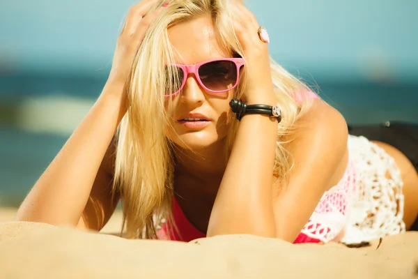 Menina posando na praia — Fotografia de Stock