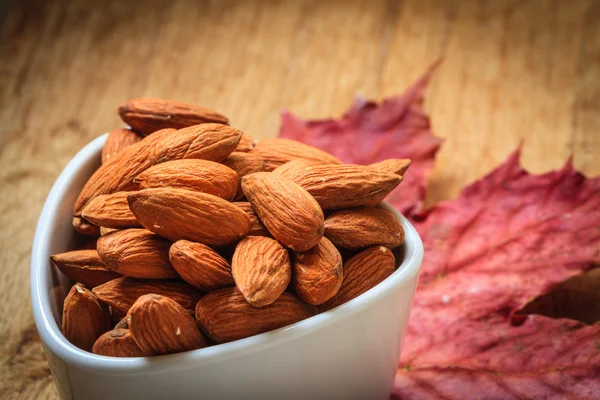 Almendras sobre fondo otoñal — Foto de Stock